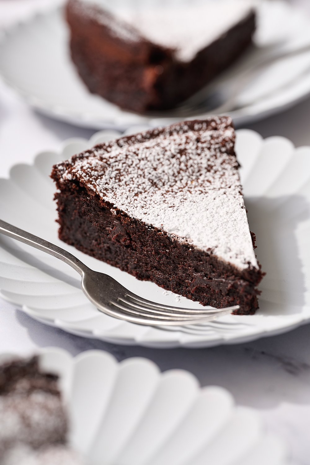Flourless Chocolate Cake (No Refined Sugar) | Downshiftology