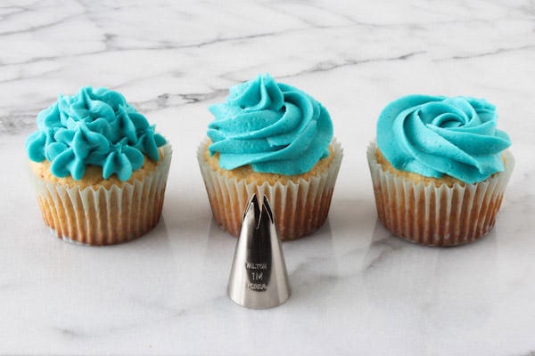 Cupcake Decorating Tips (and a video!) from HandletheHeat.com - shows what different frosting decorating tips look like and how to frost!