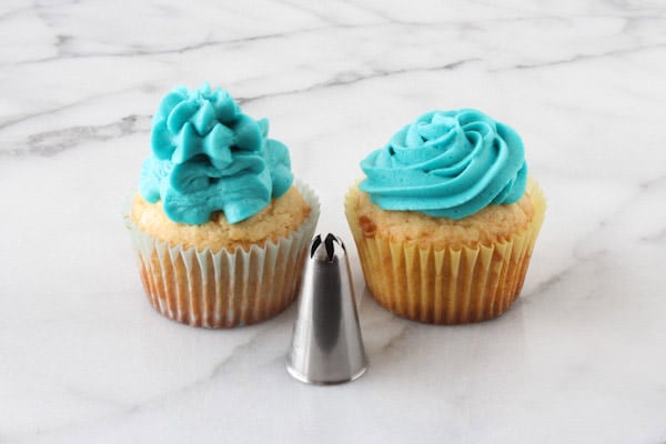 Cupcake Decorating Tips (and a video!) from HandletheHeat.com - shows what different frosting decorating tips look like and how to frost!