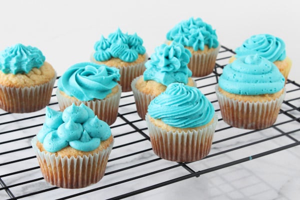 Cupcake Decorating Tips (and a video!) from HandletheHeat.com - shows what different frosting decorating tips look like and how to frost!