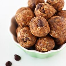 Healthy No-Bake Peanut Butter Chocolate Energy Bites