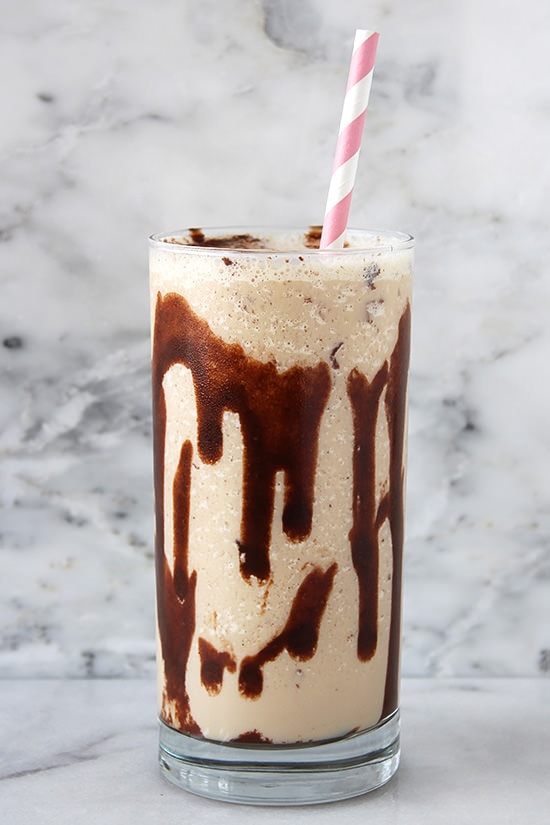 #ad Shake-up your summer celebrations with this sweet and simple cocktail recipe for @KahluaUS Mudslides!