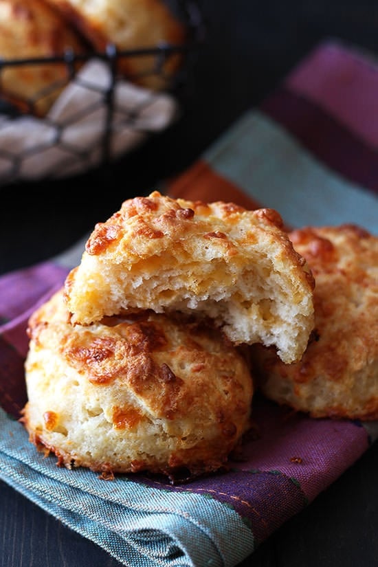 step - by-step guide for making PERFECT cheesy biscuits. Nämä ovat suuvettä!