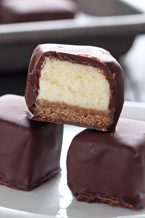 https://handletheheat.com/wp-content/uploads/2015/04/Chocolate-Covered-Cheesecake-Bites-04.jpg