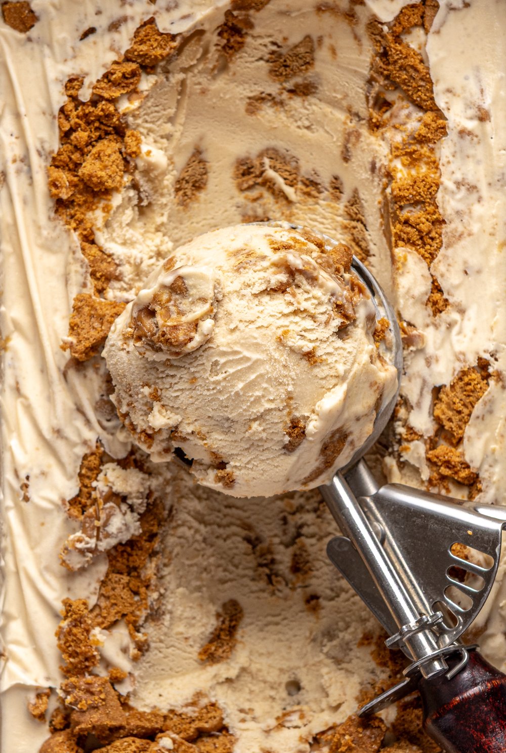 ijs in een kom met cookie butter ijs