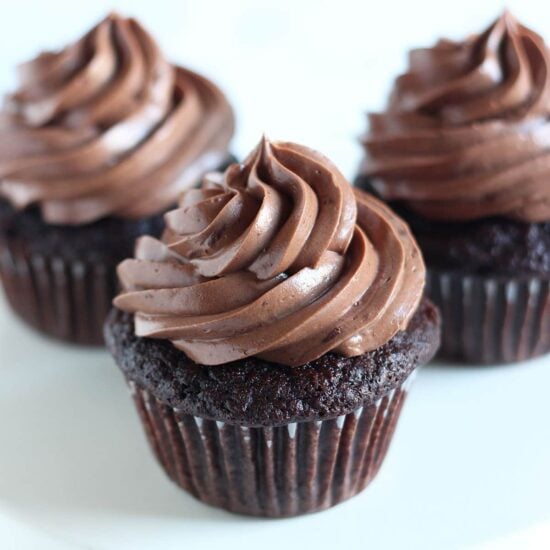 https://handletheheat.com/wp-content/uploads/2016/03/Best-Chocolate-Cupcakes-Square-550x550.jpg