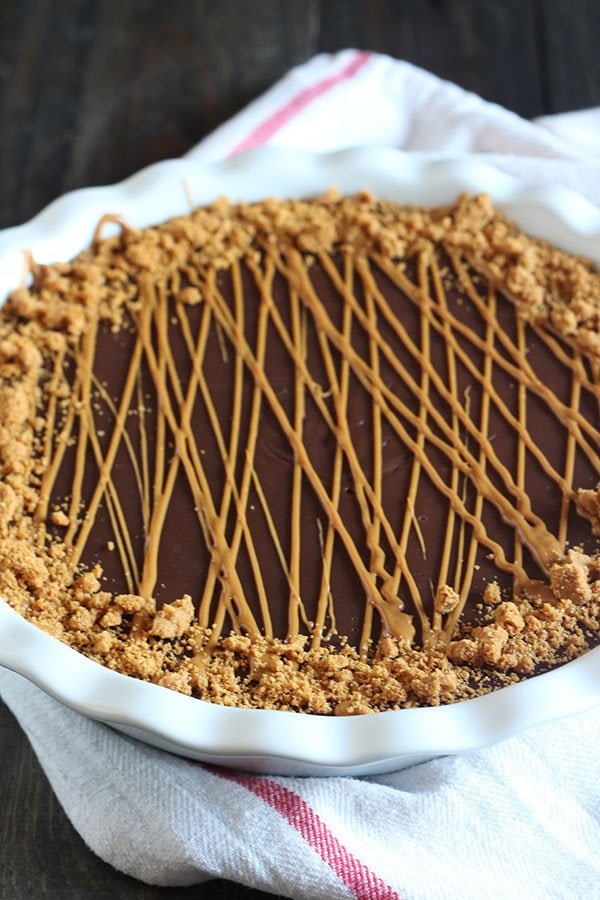 Cookie Butter Pudding Pie features a crunchy speculoos cookie crust with an ultra rich, thick, and creamy chocolate cookie butter pudding filling. Out of this world amazing!