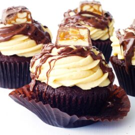 Snickers Peanut Butter Chocolate Cupcakes