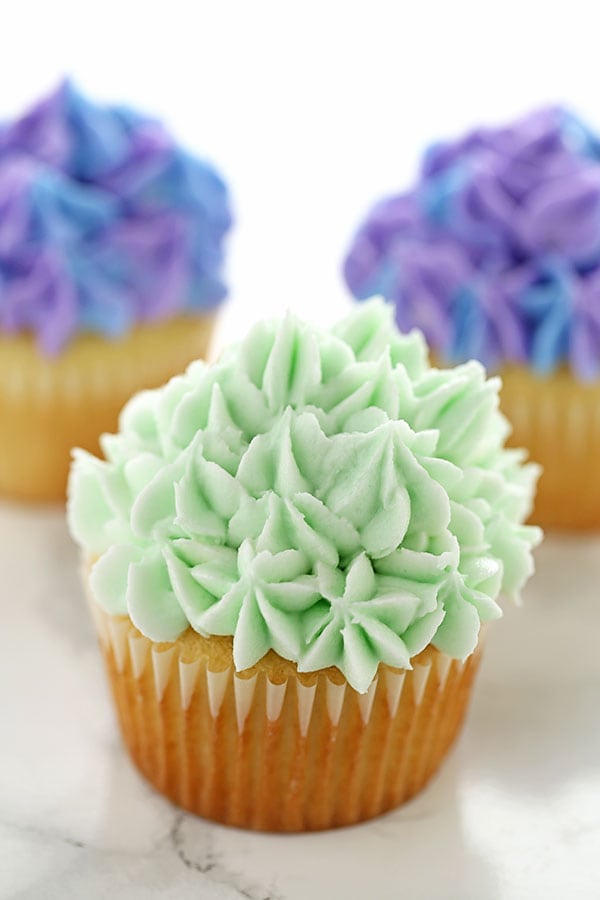 How to Make Hydrangea Cupcakes that are completely elegant and beautiful... no one needs to know just how easy it is to decorate these!