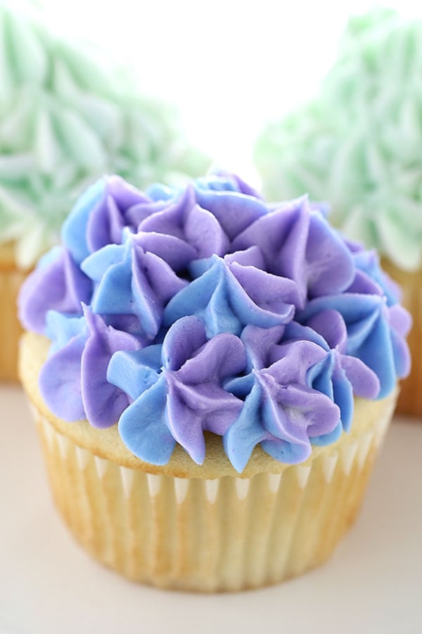 How to Make Hydrangea Cupcakes that are completely elegant and beautiful... no one needs to know just how easy it is to decorate these!