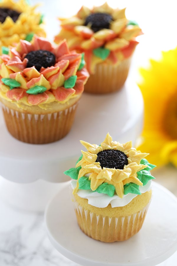 How pretty are these buttercream sunflower cupcakes?! They're so easy!!
