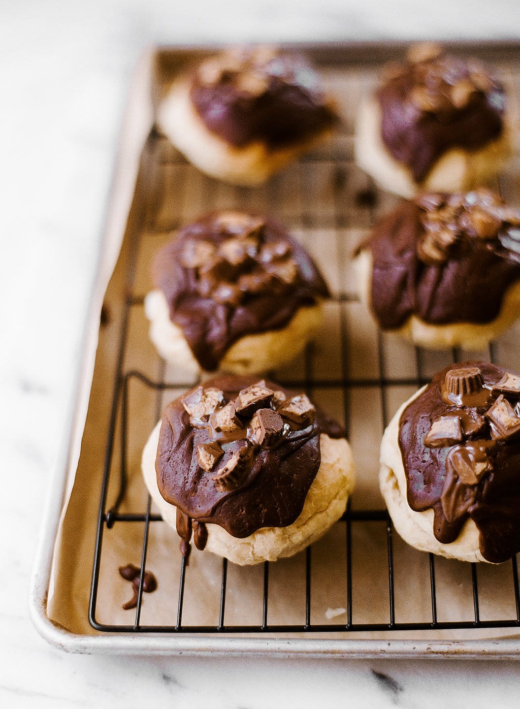 Peanut Butter Cup Baked Doughnuts featured a yeast risen fluffy baked doughnut base filled with peanut butter cream cheese and coated with chocolate glaze. Every bite is pure chocolate peanut butter HEAVEN! *No frying involved*