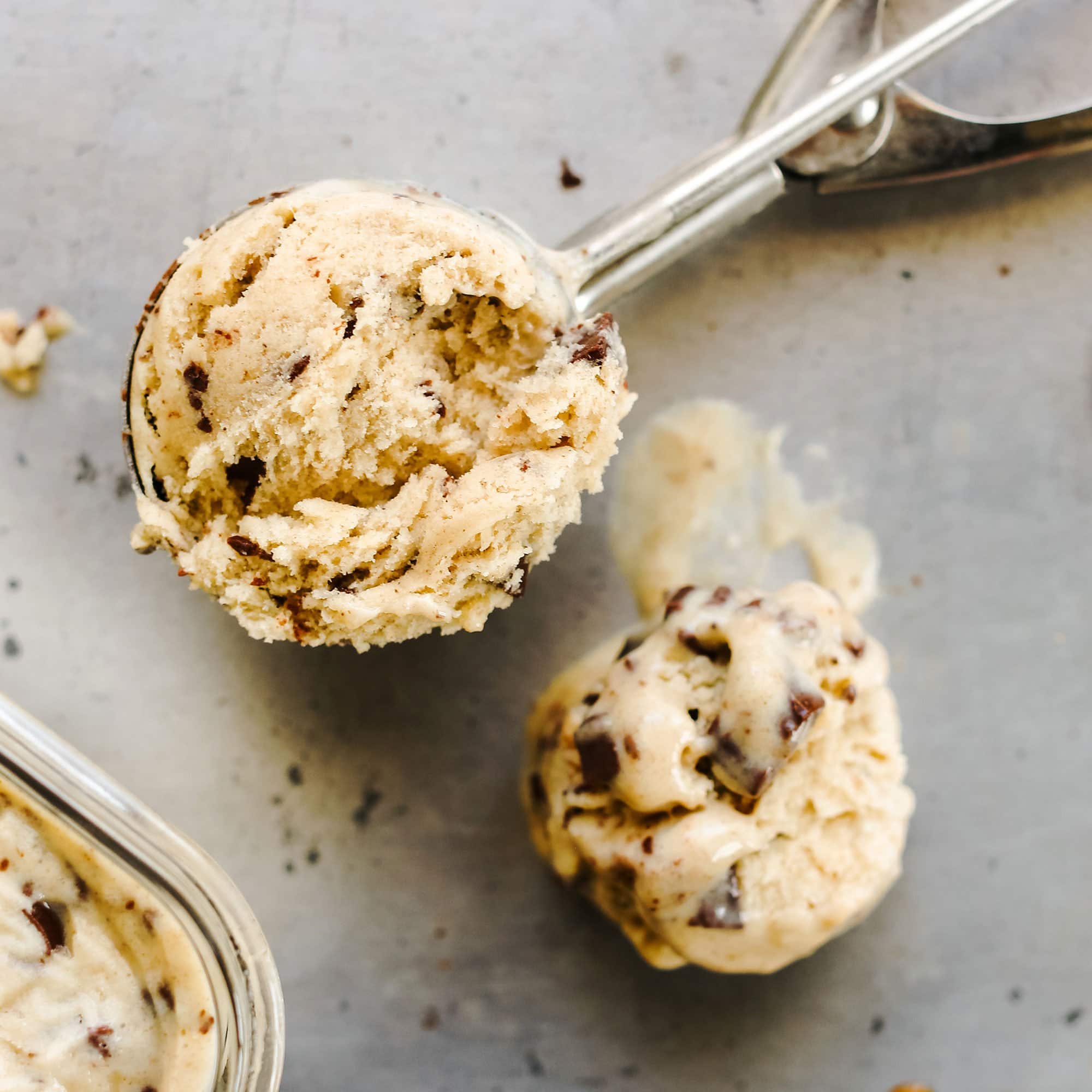 Roasted Banana Chocolate Chunk Ice Cream is full of rich caramel and vanilla flavors with chunks of chocolate throughout. Egg-free recipe!