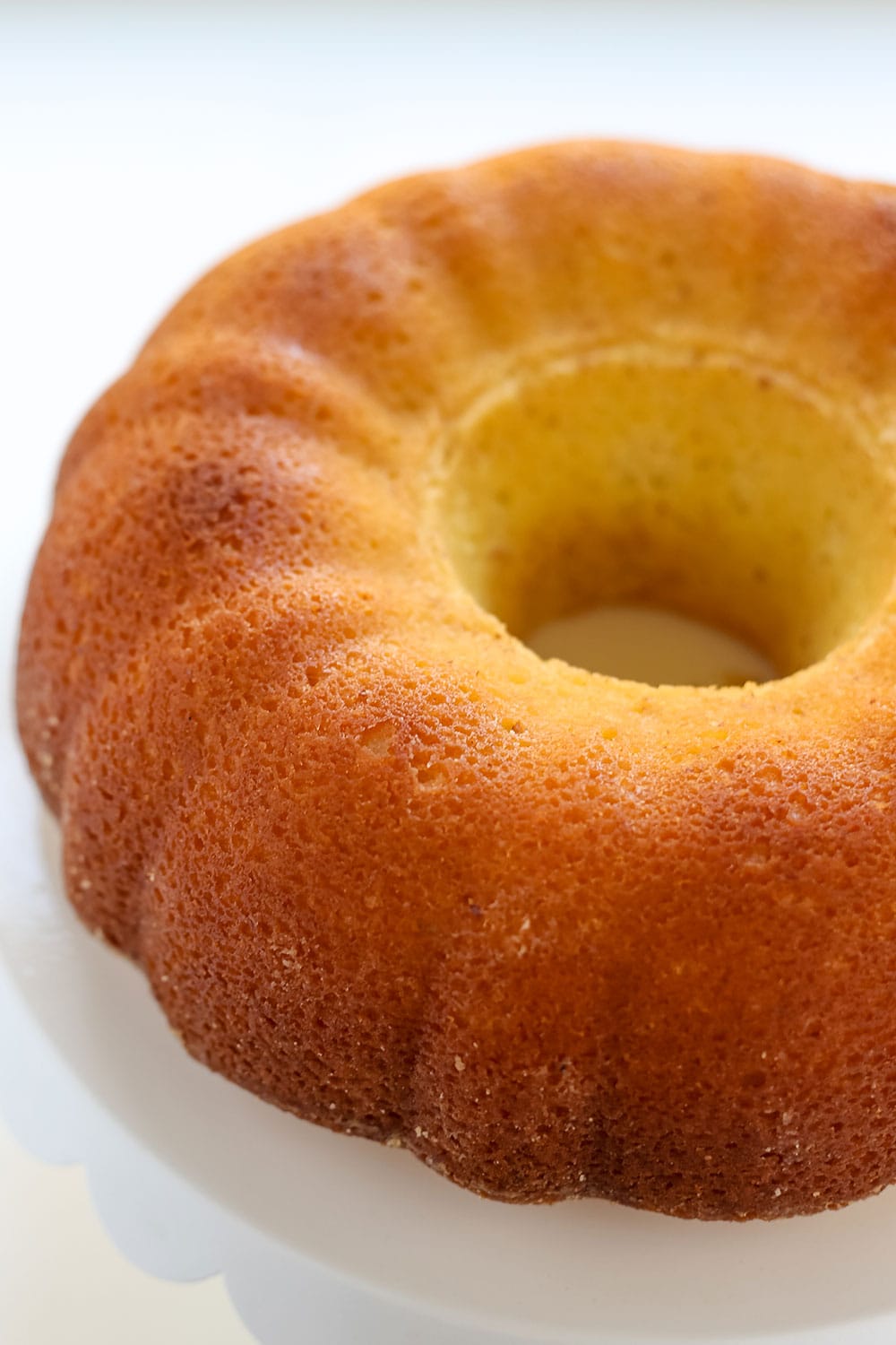 mijn tips en trucs om te voorkomen dat Bundt Cake blijft plakken, omdat er niets frustrerender is dan dat je cake geruïneerd wordt omdat hij aan de pan vastzit!