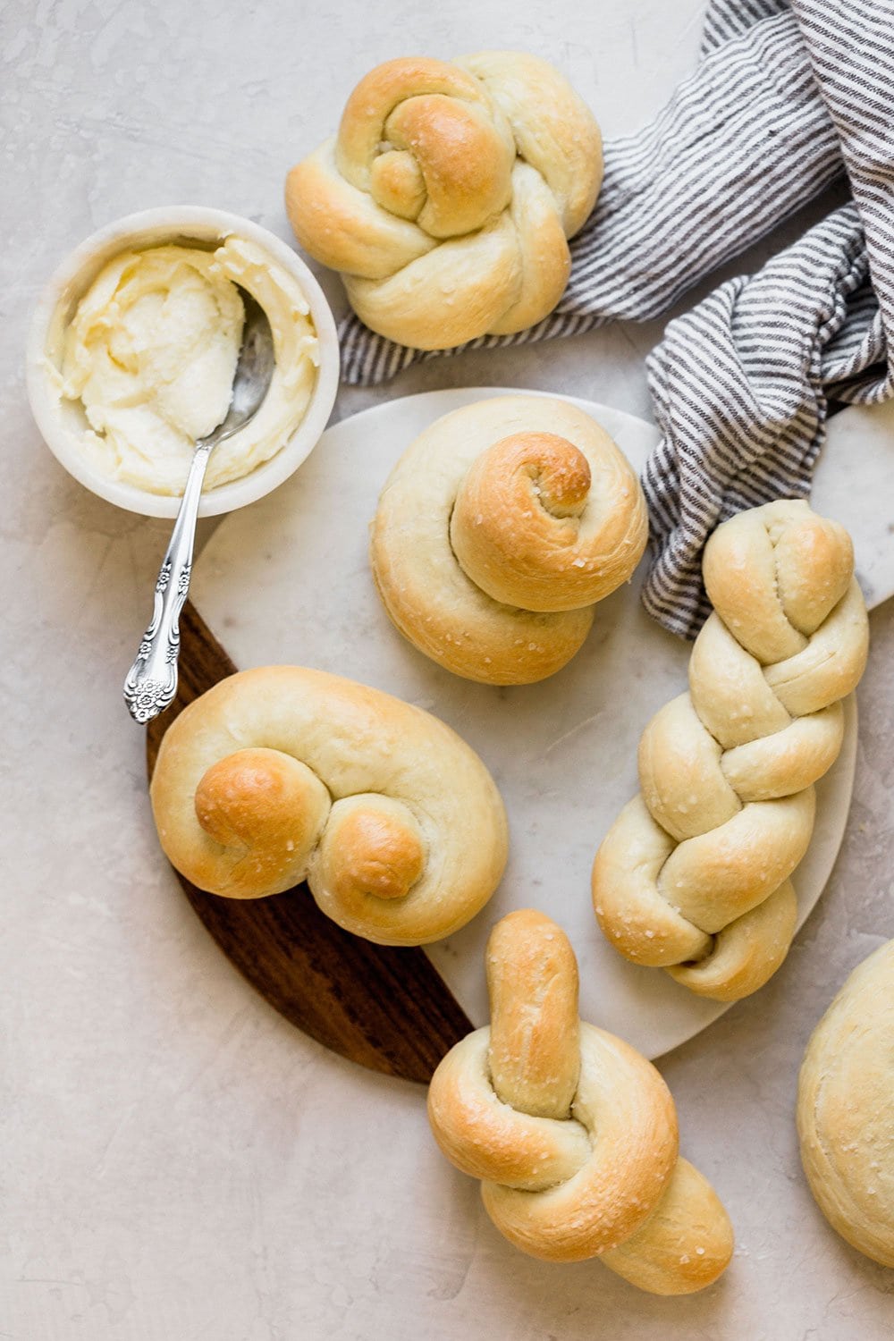 5 EASY ways to shape bread rolls to make them beautiful for any special occasion or holiday!