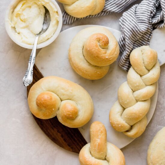 5 EASY ways to shape bread rolls to make them beautiful for any special occasion or holiday!