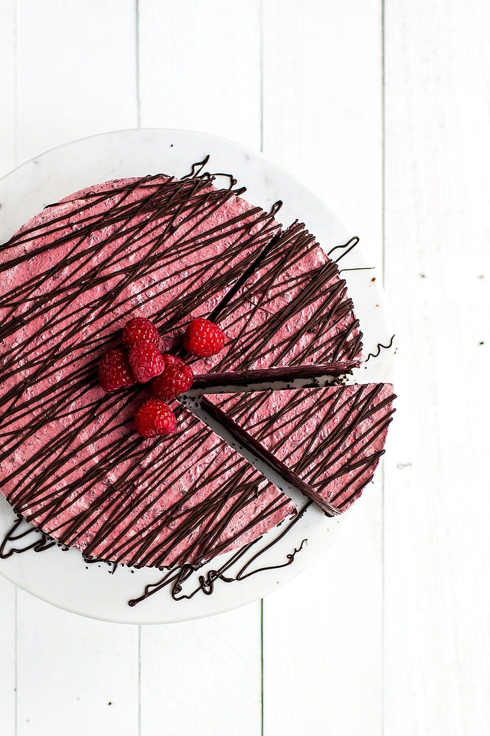 No Bake Frozen Chocolate Raspberry Pie features a chocolate graham cracker crust, creamy chocolate raspberry filling, and is topped with more chocolate! Perfect refreshing summer treat.