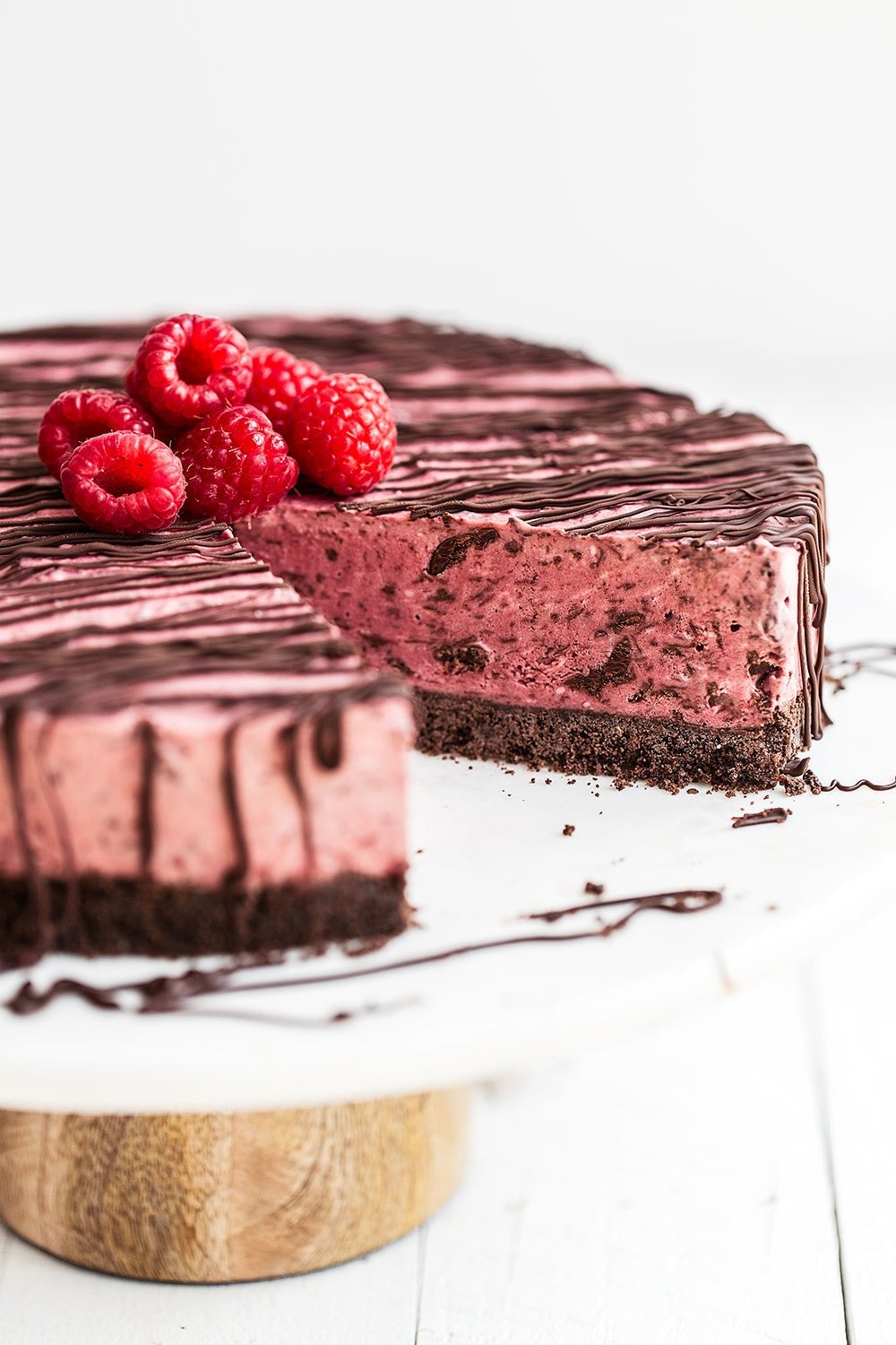 No Bake Frozen Chocolate Raspberry Pie features a chocolate graham cracker crust, creamy chocolate raspberry filling, and is topped with more chocolate! Perfect refreshing summer treat.