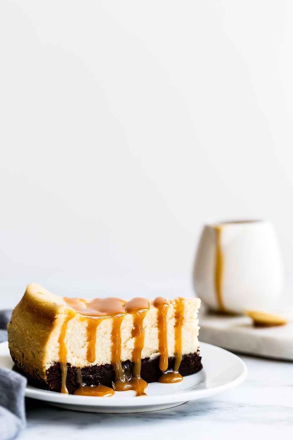 Ensamblaje Del Brownie De Caramelo Y Cheesecake