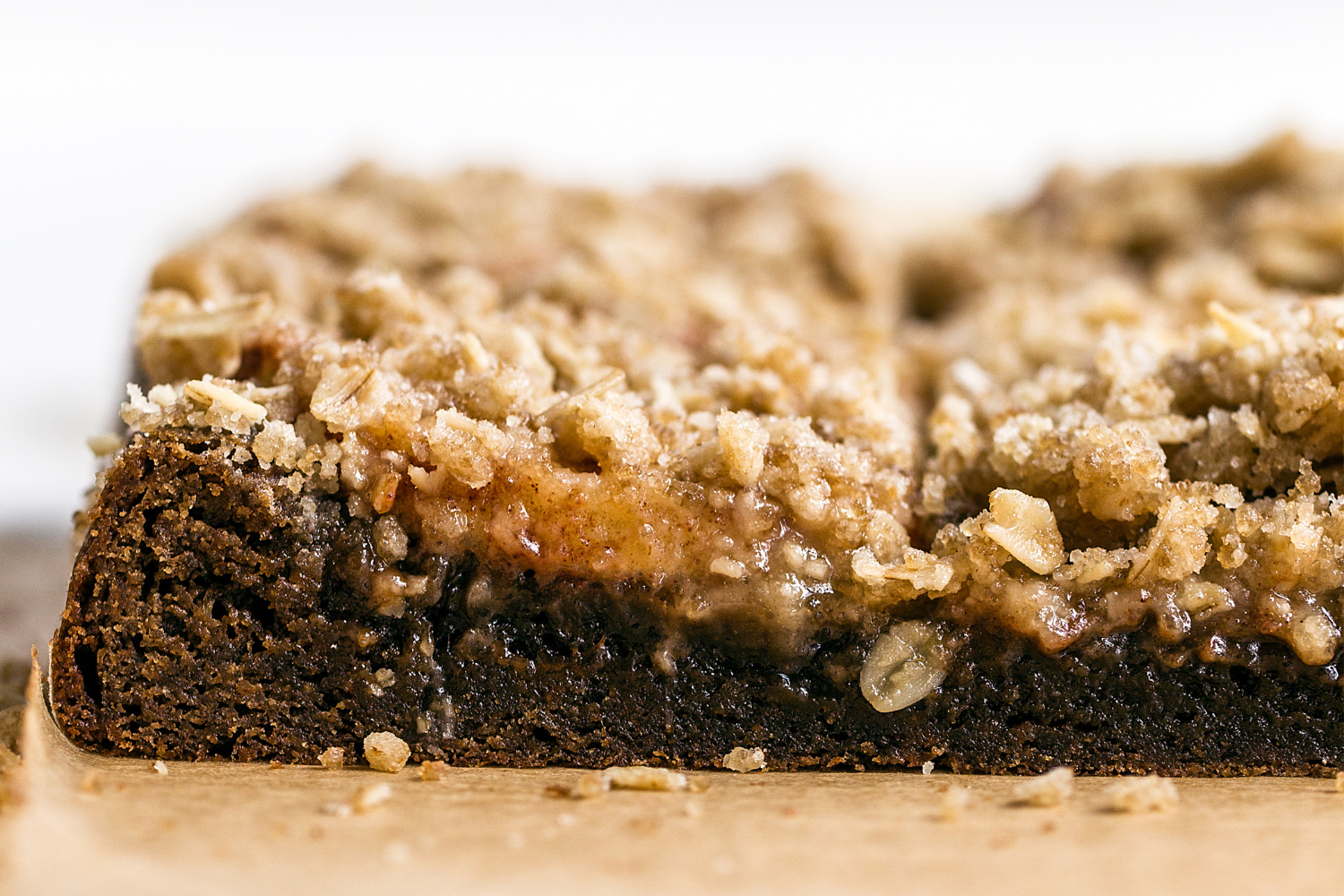 close up look at the cookie bars underneath the apple and oat streusel