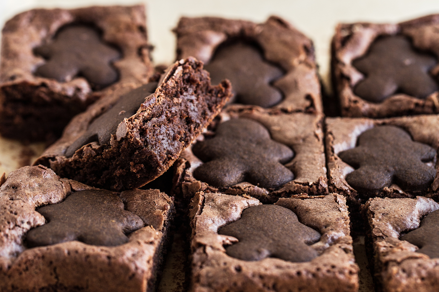 slices of fudgy gingerbread brownie, lined up neatly but with on on its side.