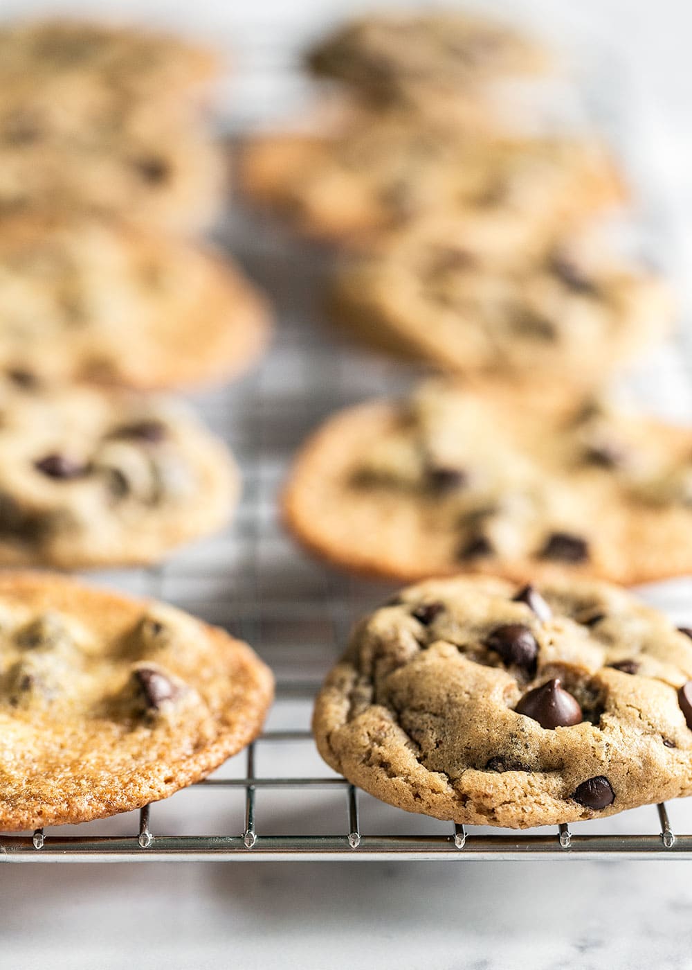 Biscuits aux pépites de chocolat épais vs minces sur la grille de refroidissement