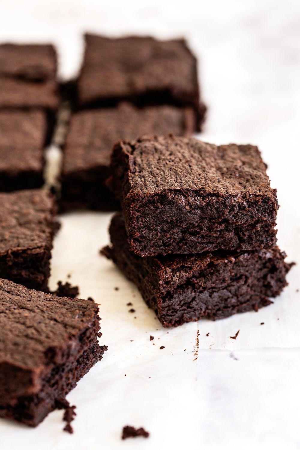 Diverse stukken fudgy donkere chocolade brownies.
