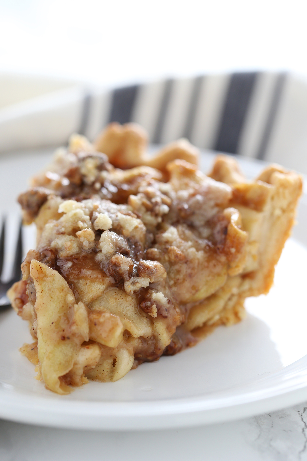 this delicious caramel apple streusel pie is perfect for summer BBQs, Christmas in July, or any get-together!