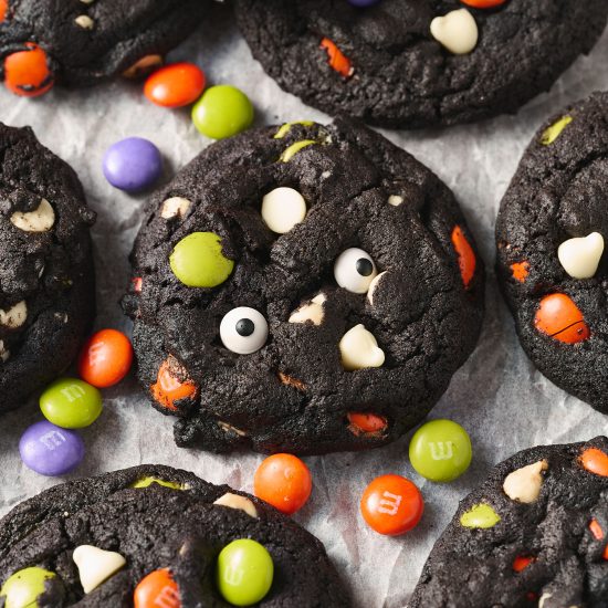 easy halloween cookies with halloween m&ms and googly eyes